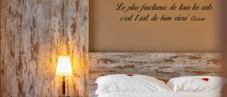 Ropa de cama hipoalergénica y caja de seguridad en la habitación