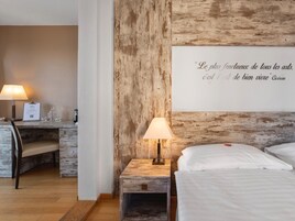 Ropa de cama hipoalergénica y caja de seguridad en la habitación