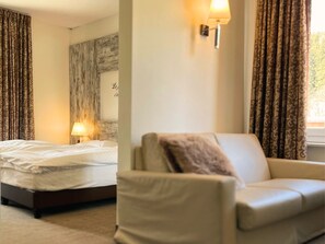 Hypo-allergenic bedding, in-room safe, desk, blackout curtains - Hotel Art De Vivre (Crans-Montana)
