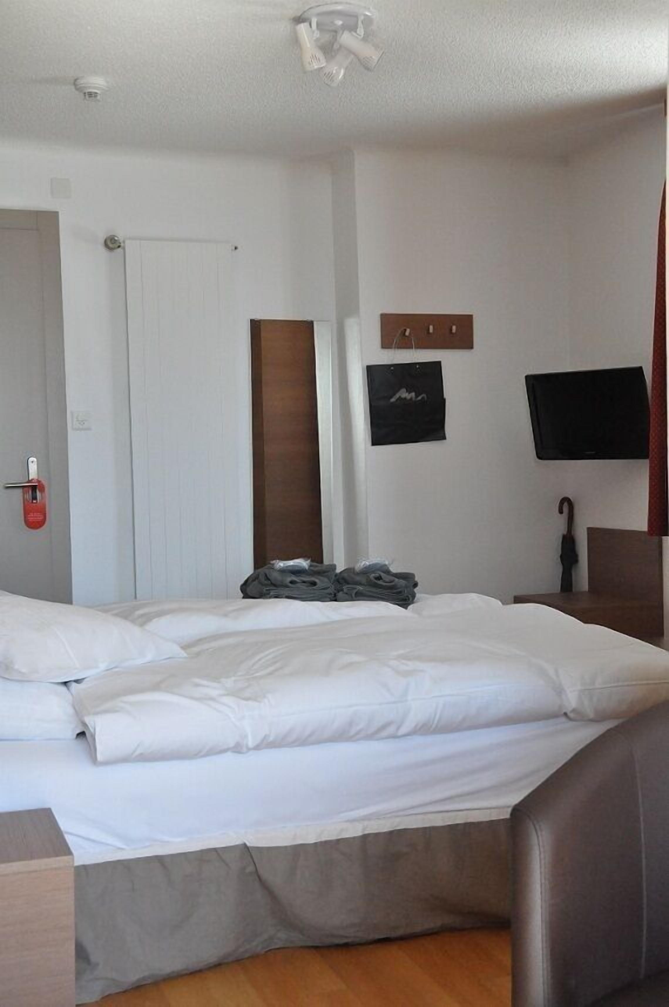 family room, 2 bedrooms | hypo-allergenic bedding, in-room safe, desk, blackout curtains