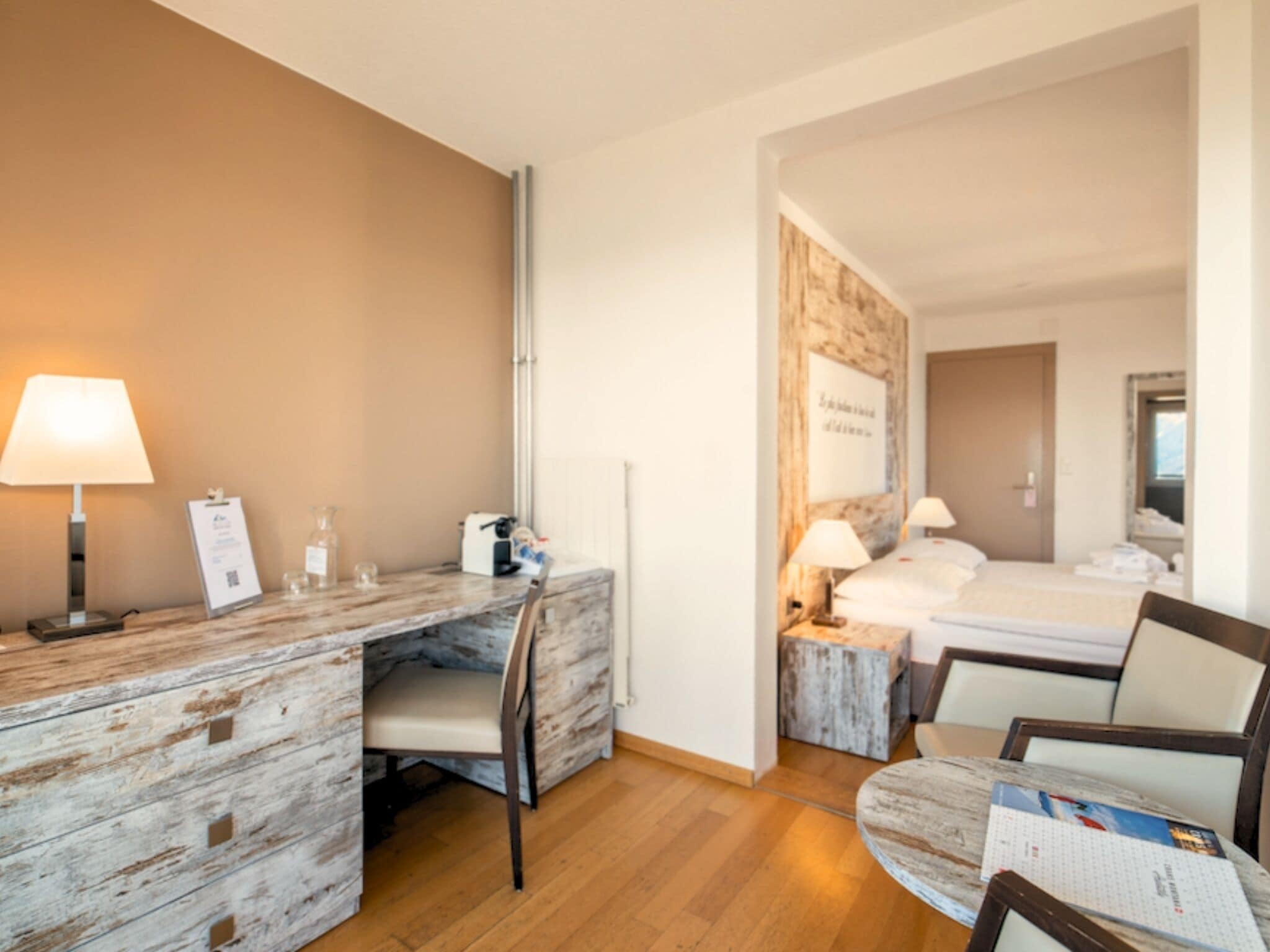 Design tweepersoonskamer | Hypoallergeen beddengoed, een kluis op de kamer, een bureau