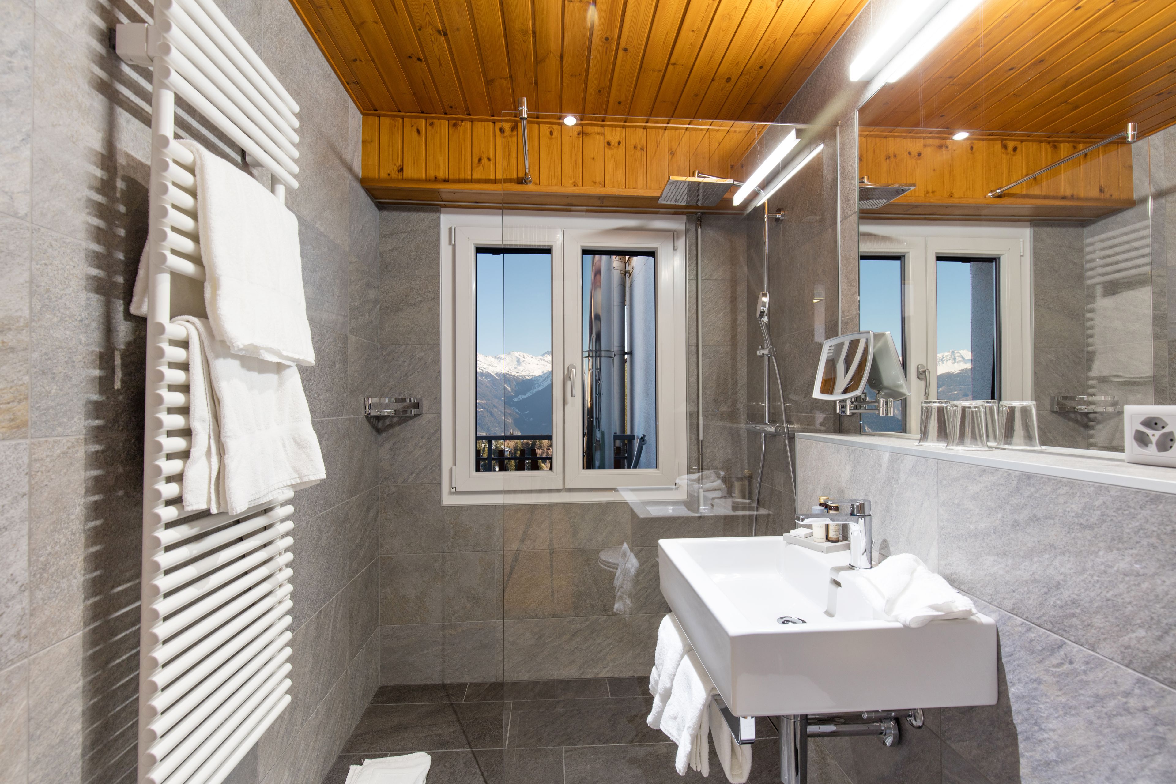 design double room | bathroom | free toiletries, hair dryer, slippers, towels