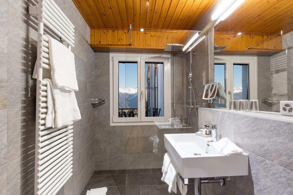 design double room | bathroom | free toiletries, hair dryer, slippers, towels