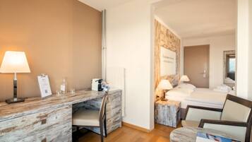 Hypo-allergenic bedding, in-room safe, desk, blackout drapes