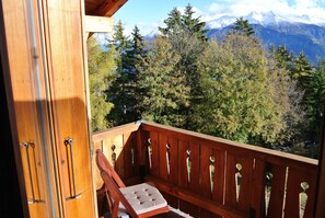 Habitación doble, balcón, vista a la montaña | Balcón
