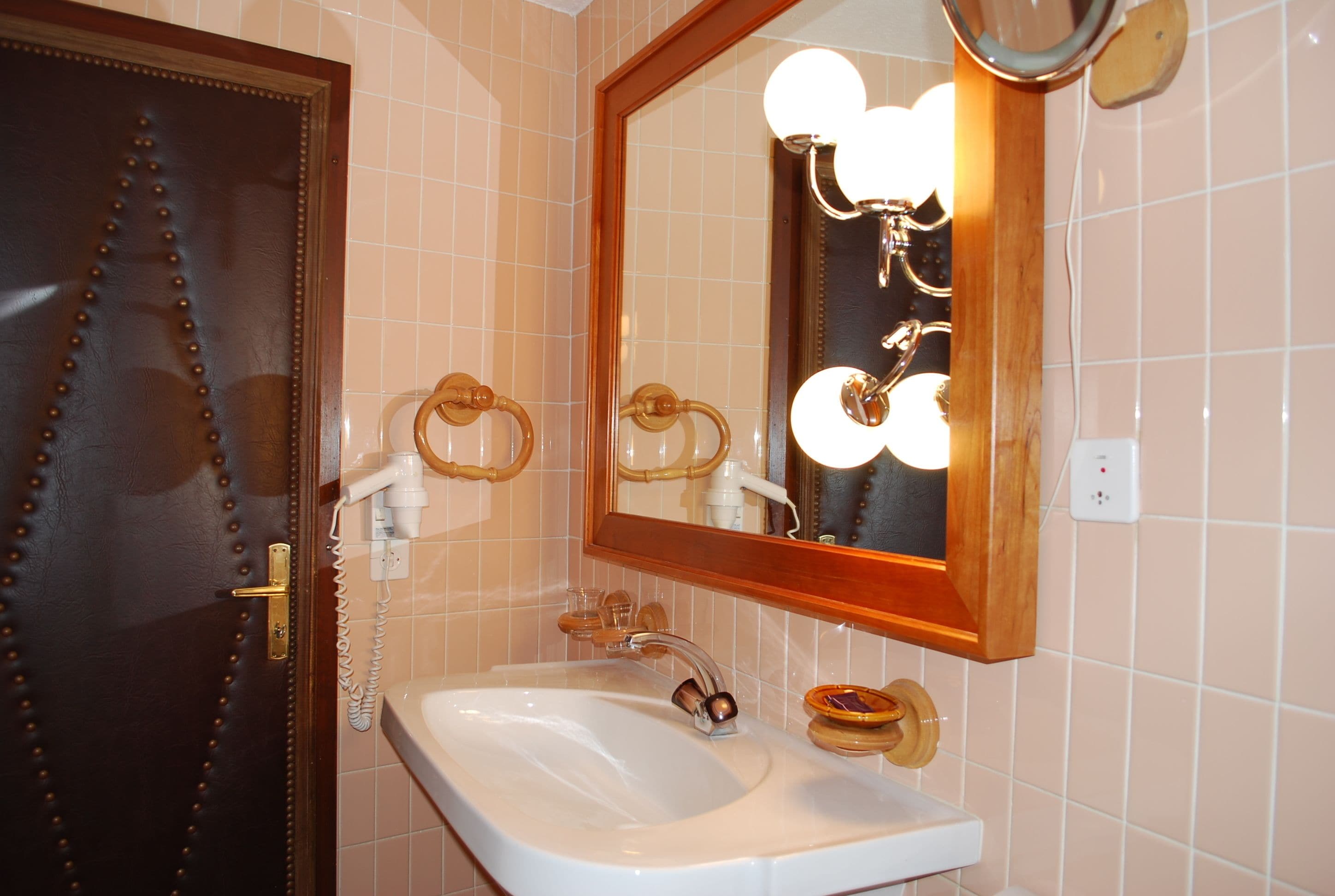 standard triple room | bathroom sink