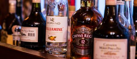 Variedad de botellas de licor sobre una barra.