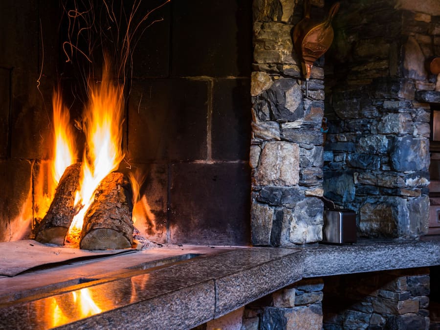 Breakfast and dinner served, local cuisine