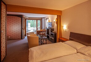 Artículos de tocador gratuitos, secador de pelo, pantuflas, toallas