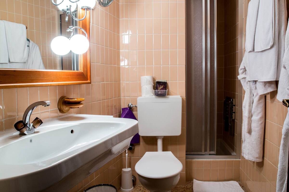 standard quadruple room | bathroom | free toiletries, hair dryer, slippers, towels