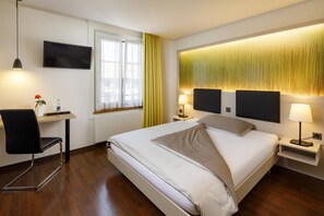 이코노미룸 (Queen-Size Bed) | 고급 침구, 객실 내 금고, 책상, 노트북 작업 공간