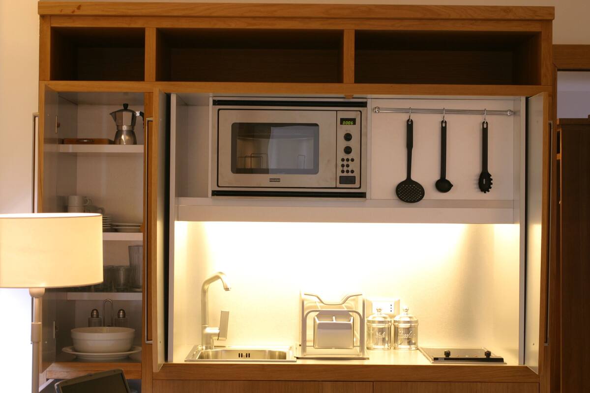 fridge, microwave, stovetop, coffee/tea maker