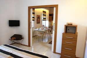 1 bedroom, Egyptian cotton sheets, memory-foam beds, in-room safe - Rota Suites (Sorrento)