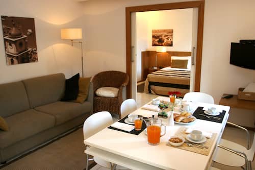 Apartament familiar, 2 dormitoris | Zona de menjador de l'habitació