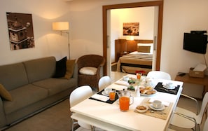 Familie appartement, 2 slaapkamers | Dineren op de kamer