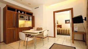 Appartamento Superior, 1 camera da letto | 私人廚房 | 雪櫃、微波爐、爐具、咖啡機/沖茶器