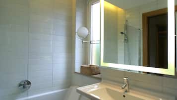 Appartamento Deluxe Plus, 1 camera da letto | Salle de bain | Ensemble douche/baignoire, articles de toilette gratuits, sĂšche-cheveux