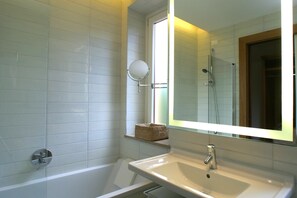 Appartamento Deluxe Plus, 1 camera da letto | Bathroom | Combined shower/bathtub, free toiletries, hair dryer, bidet - Rota Suites (Sorrento)
