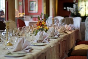 2 restaurants; lunch and dinner served - Hotel Victoria au Lac (Paradiso)
