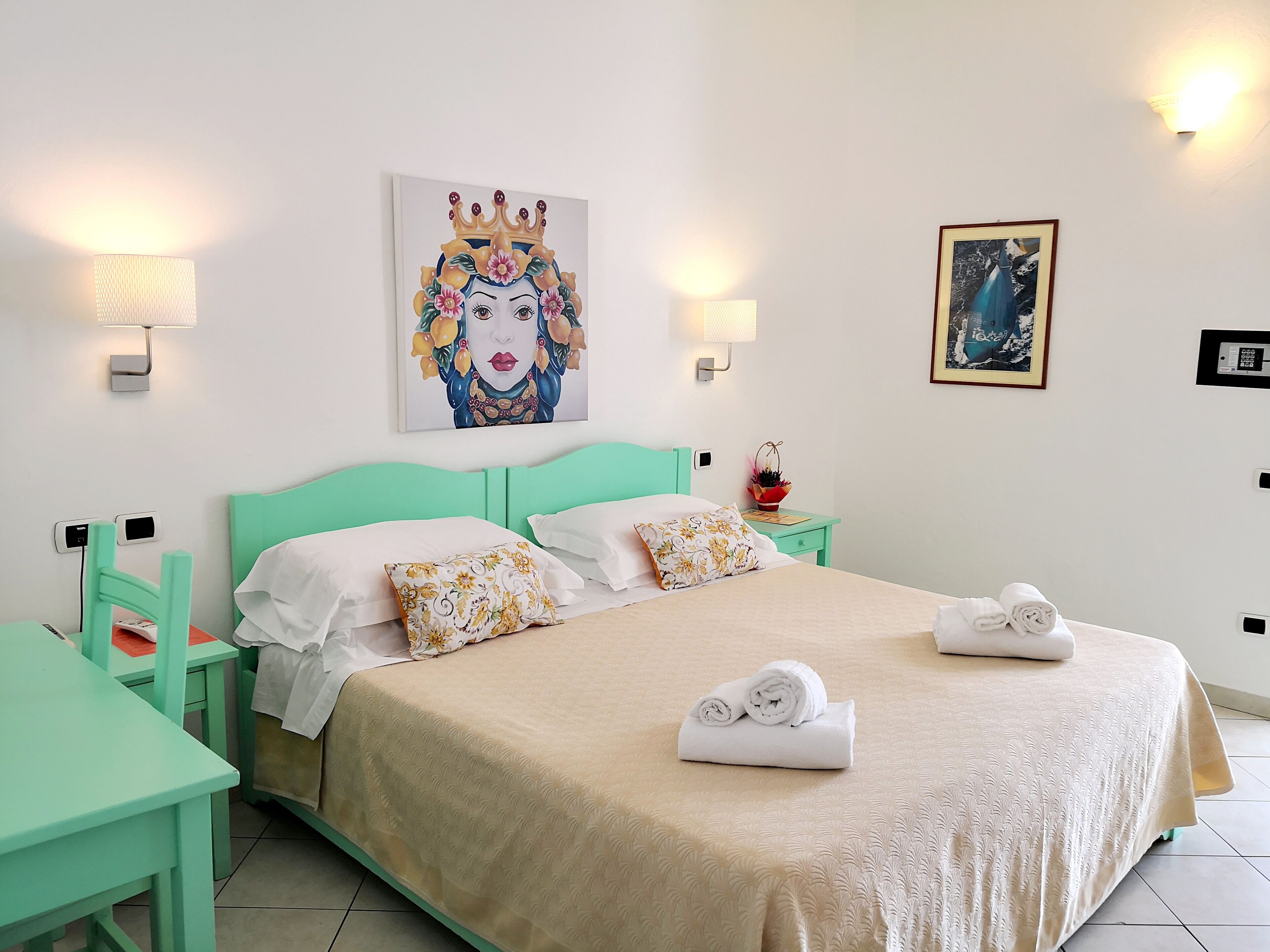 Select Comfort-bedden, een minibar, een kluis op de kamer, een bureau