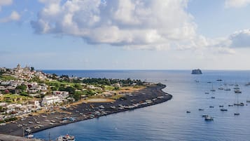 Di pantai dan pasir hitam