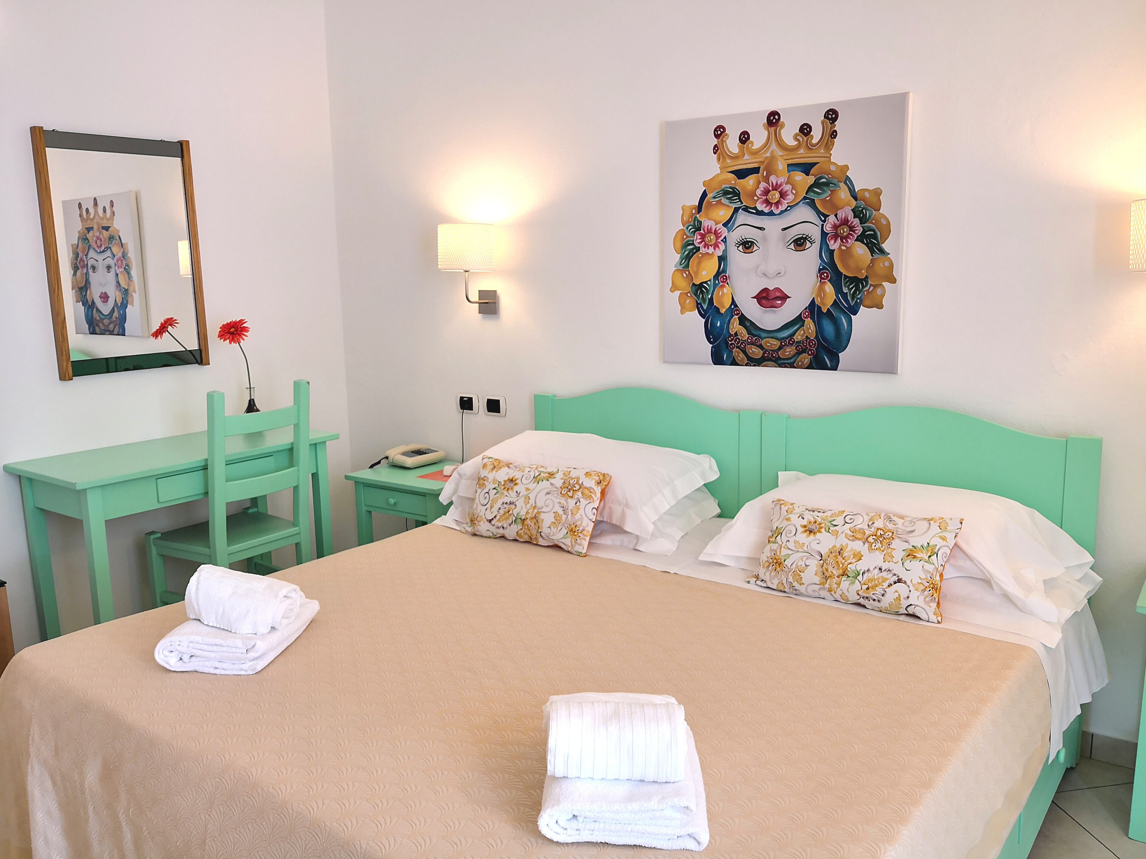 Select Comfort-bedden, een minibar, een kluis op de kamer, een bureau