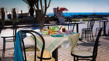 Desayuno buffet (EUR 12.00 por persona)