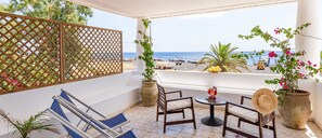 Deluxe-huone, 1 parisänky tai 2 yhden hengen sänkyä, terassi, merinäköala | Näkymä parvekkeelta