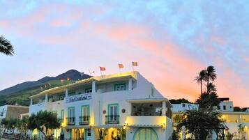 Vista frontal de la propiedad