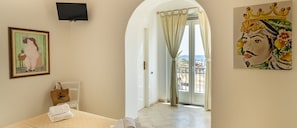 Deluxe-huone, 1 parisänky tai 2 yhden hengen sänkyä, terassi, merinäköala | Select Comfort -patjalliset sängyt, minibaari, tallelokero huoneessa