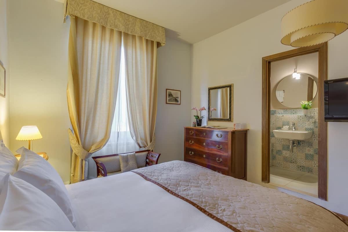 Tweepersoonskamer, 1 queensize bed | Donzen dekbedden, een kluis op de kamer, een bureau