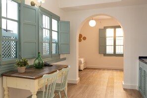 Lemari es kecil, microwave, kompor, dan ketel listrik