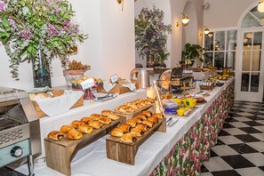 Tägliches Frühstücksbuffet gegen Gebühr