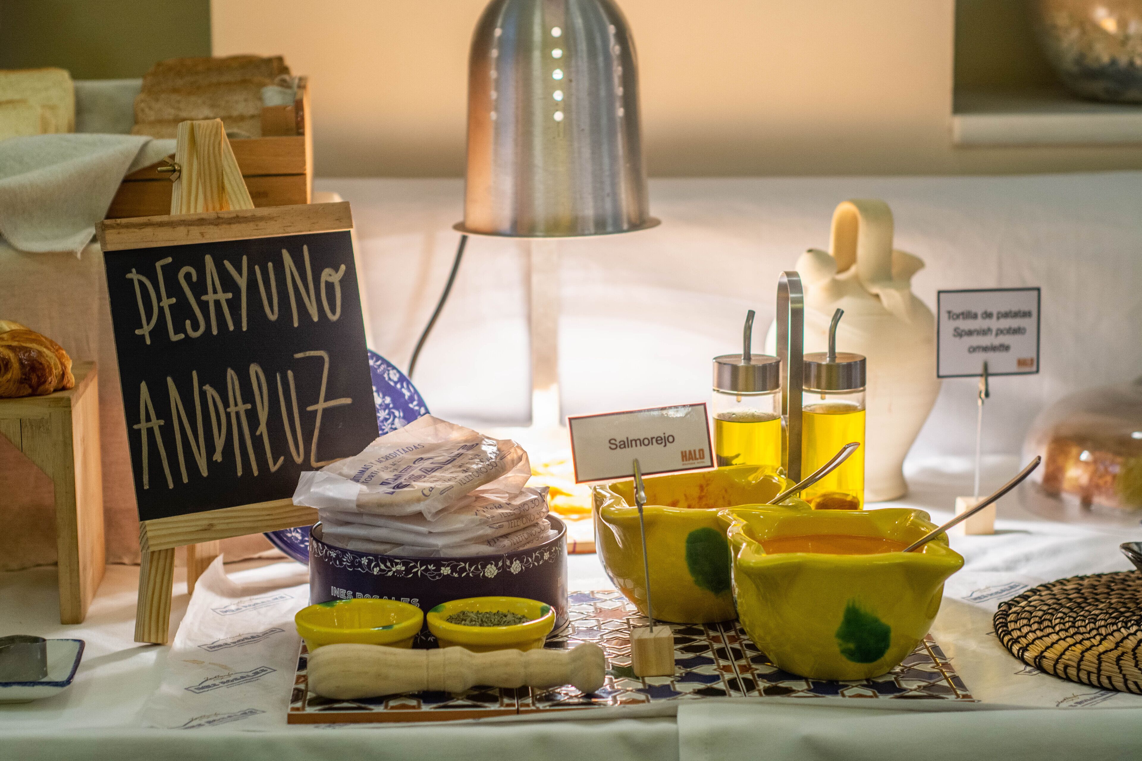 Un buffet de petit-déjeuner proposant une variété d’aliments et d’accompagnements.