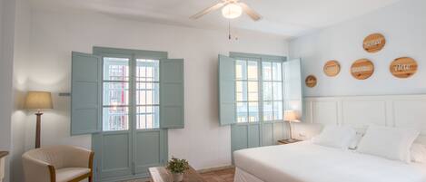 مكتب ومساحة عمل للكمبيوتر المحمول وستائر تعتيم وتجهيزات عازلة للصوت