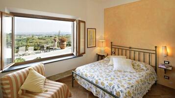 2 bedrooms, Frette Italian sheets, premium bedding, down duvets