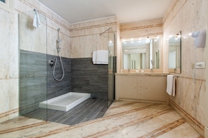 Chambre Triple Confort, vue cour intérieure | Salle de bain
