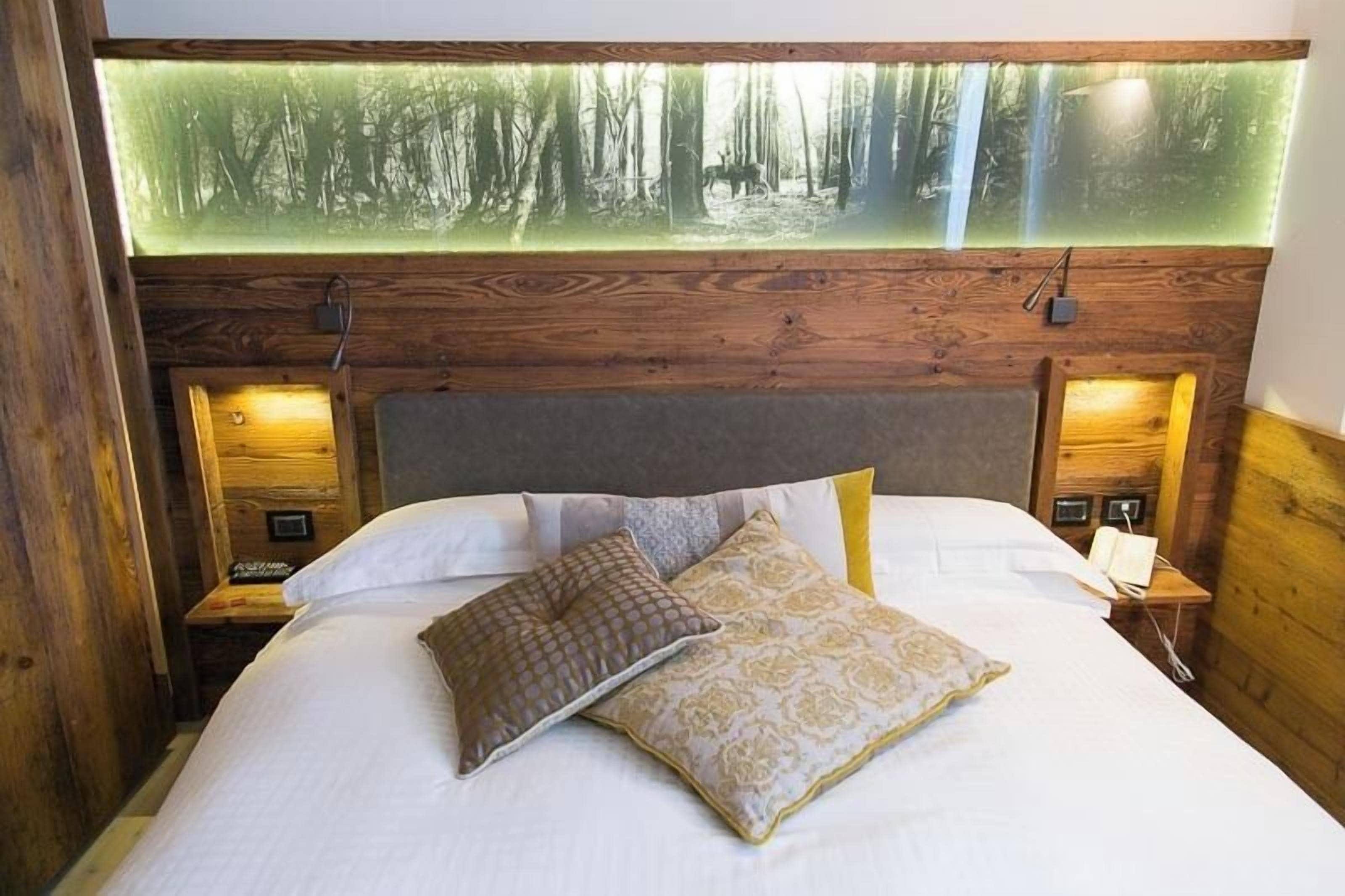 Suite Junior | Seprai premium, selimut bulu angsa, bantalan ekstra lembut, dan minibar