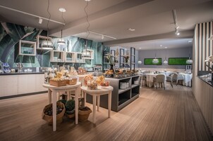 Café da manhã com buffet grátis todos os dias