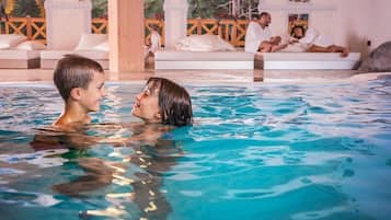 2 piscinas techadas, una piscina al aire libre
