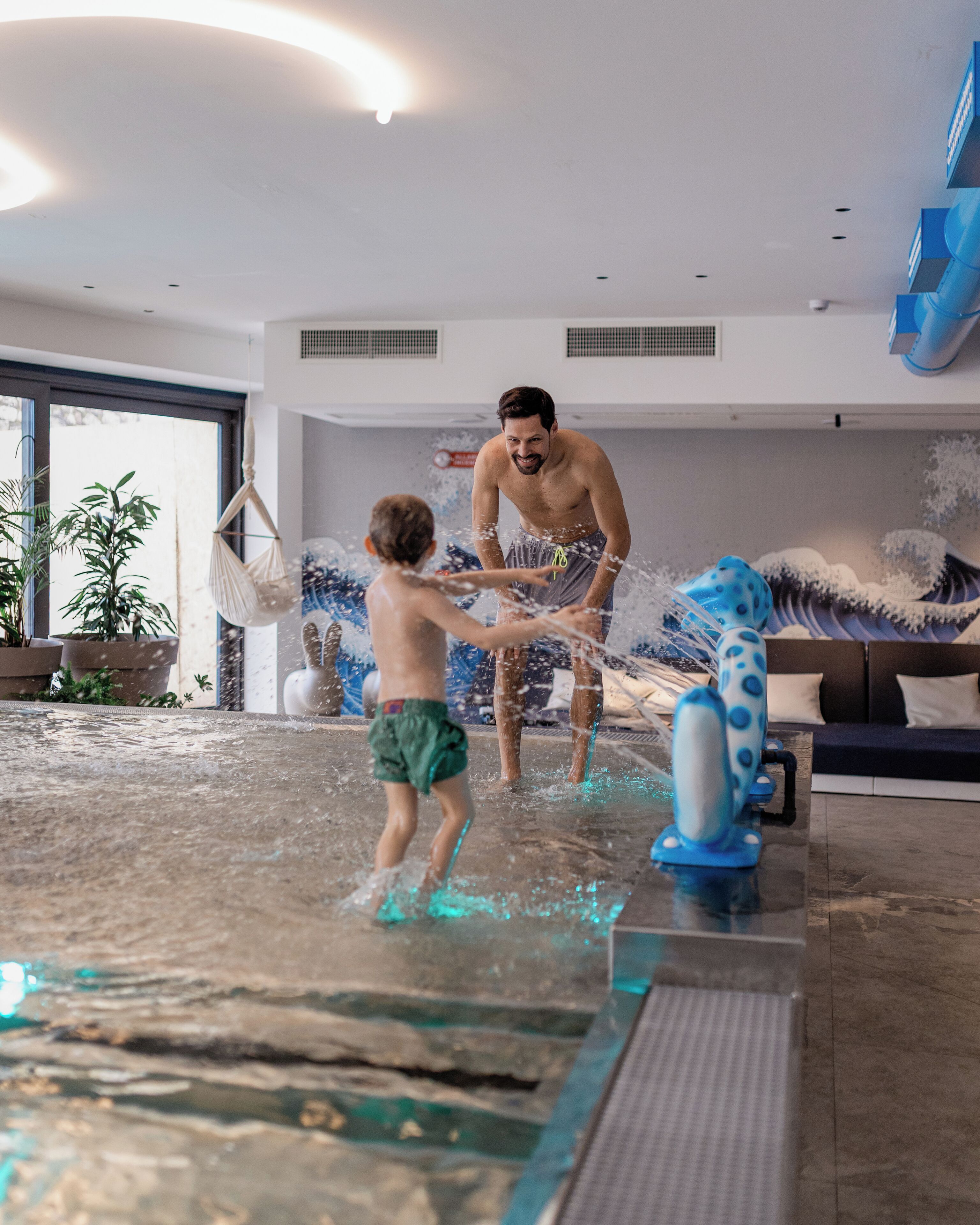 2 室内游泳池，2 室外游泳池，09:00 至 19:00 开放, 免费小屋, 日光浴躺椅