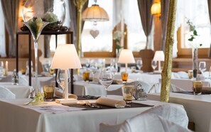 2 ristoranti, aperti a colazione, cucina locale e internazionale
