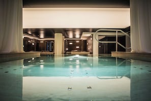 2 Innenpools, 2 AuĂenpools, Cabañas (kostenlos), LiegestĂŒhle