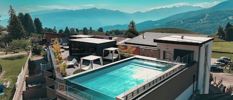 2 piscines couvertes, 2 piscines extérieures, cabanons gratuits