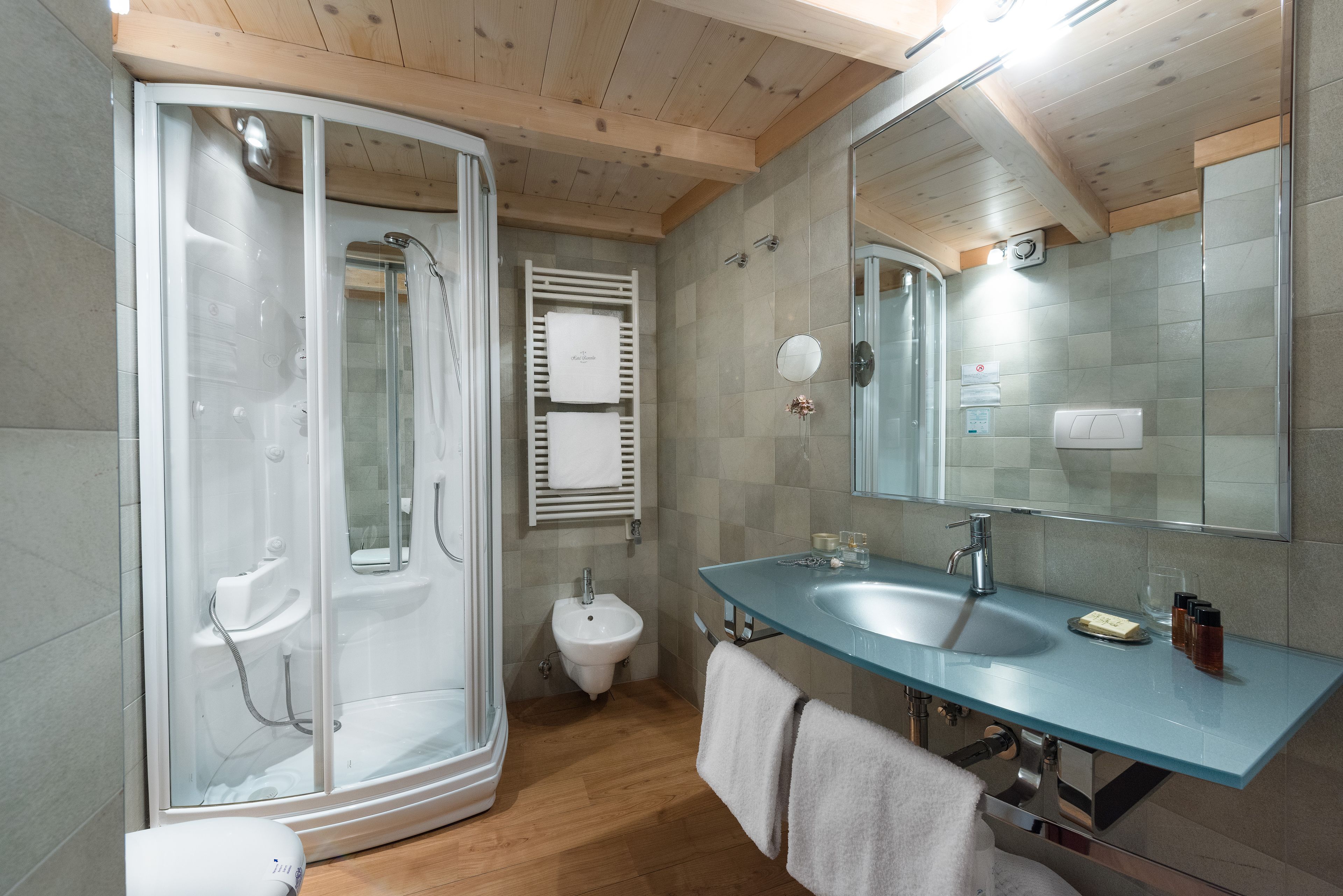 Dusche, kostenlose Toilettenartikel, Haartrockner, Handtücher