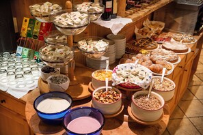 بوفيه فطور مجانًا يوميًا