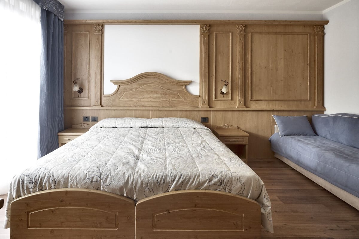 1 habitación, caja de seguridad en la habitación y escritorio