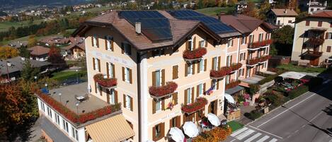 Vista frontal de la propiedad