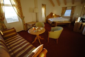 Hypo-allergenic bedding, down duvets, in-room safe, desk