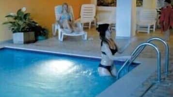 Inomhuspool med öppettider 09.00 till 19.00, och solstolar